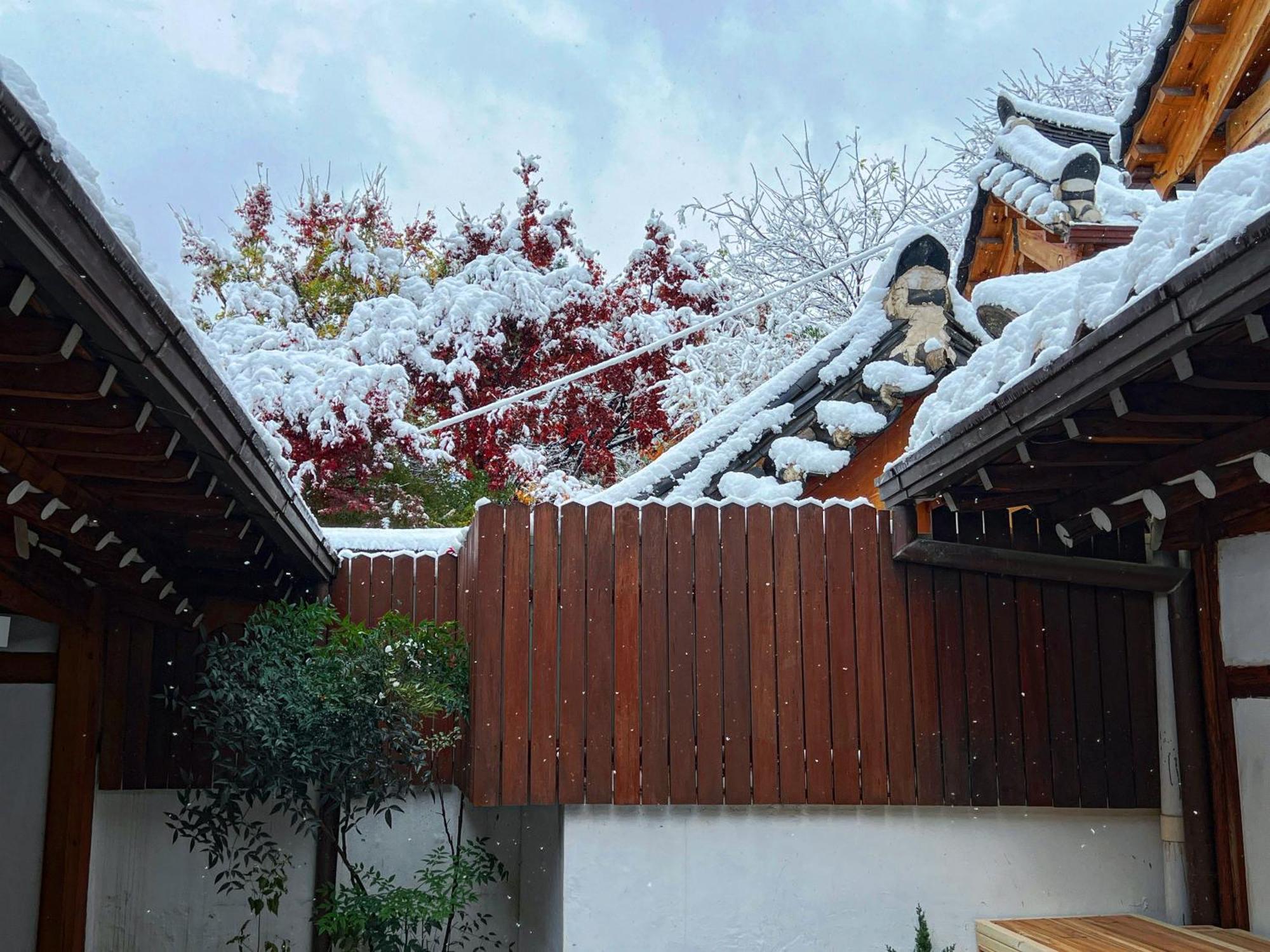 A Traditional Korean House With A Yard Apartment *