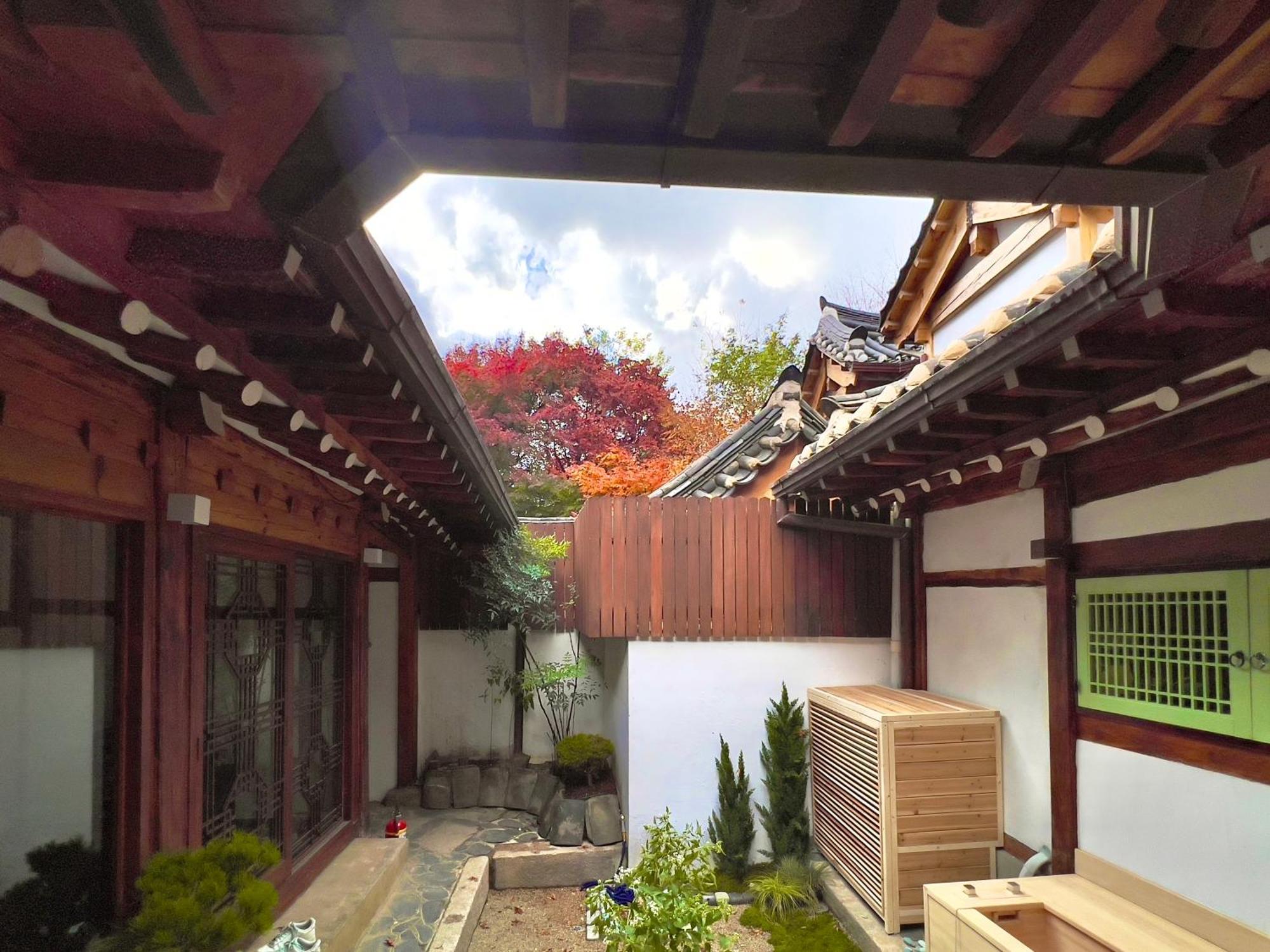 A Traditional Korean House With A Yard Apartment *