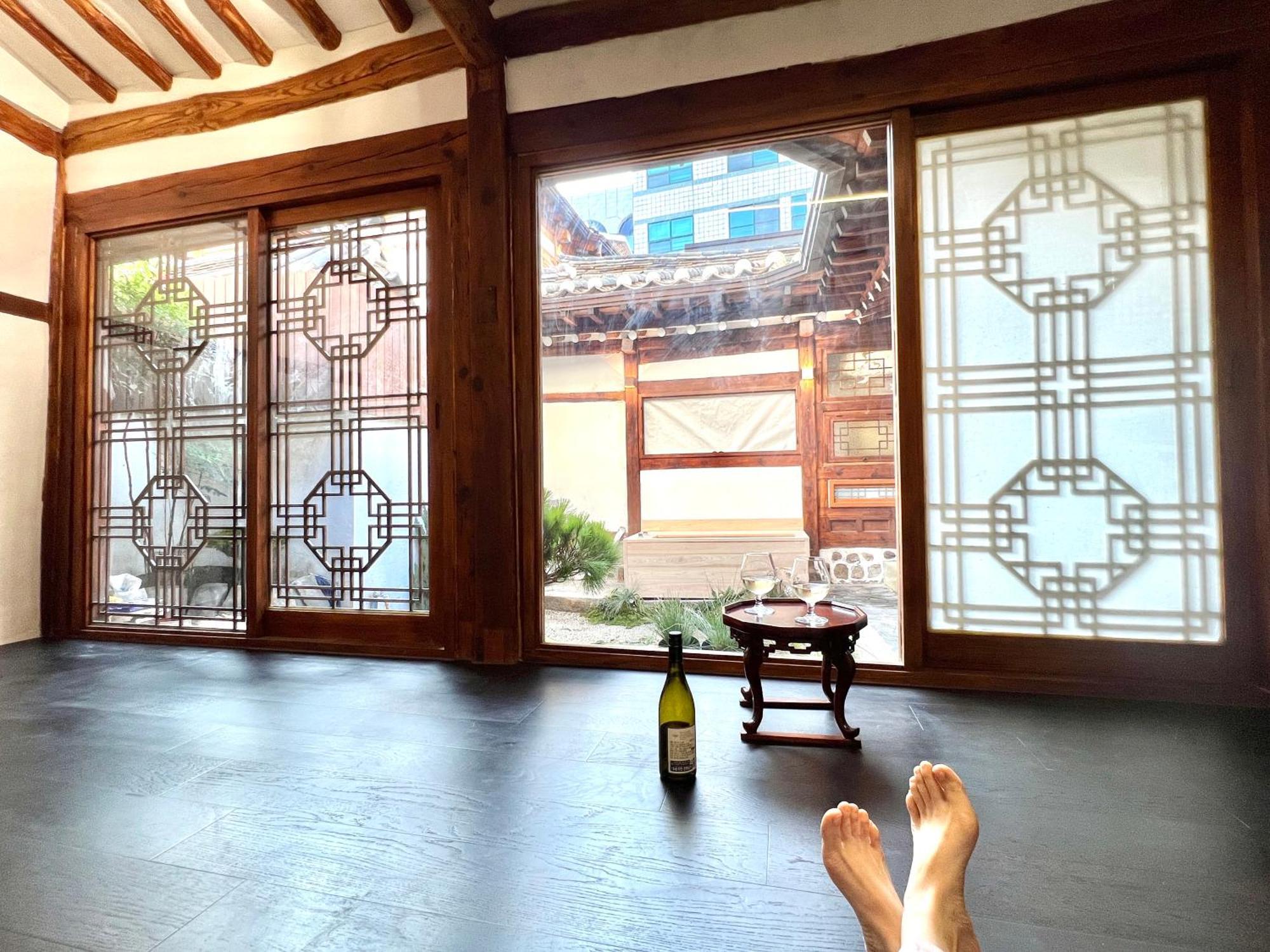 A Traditional Korean House With A Yard Apartment *