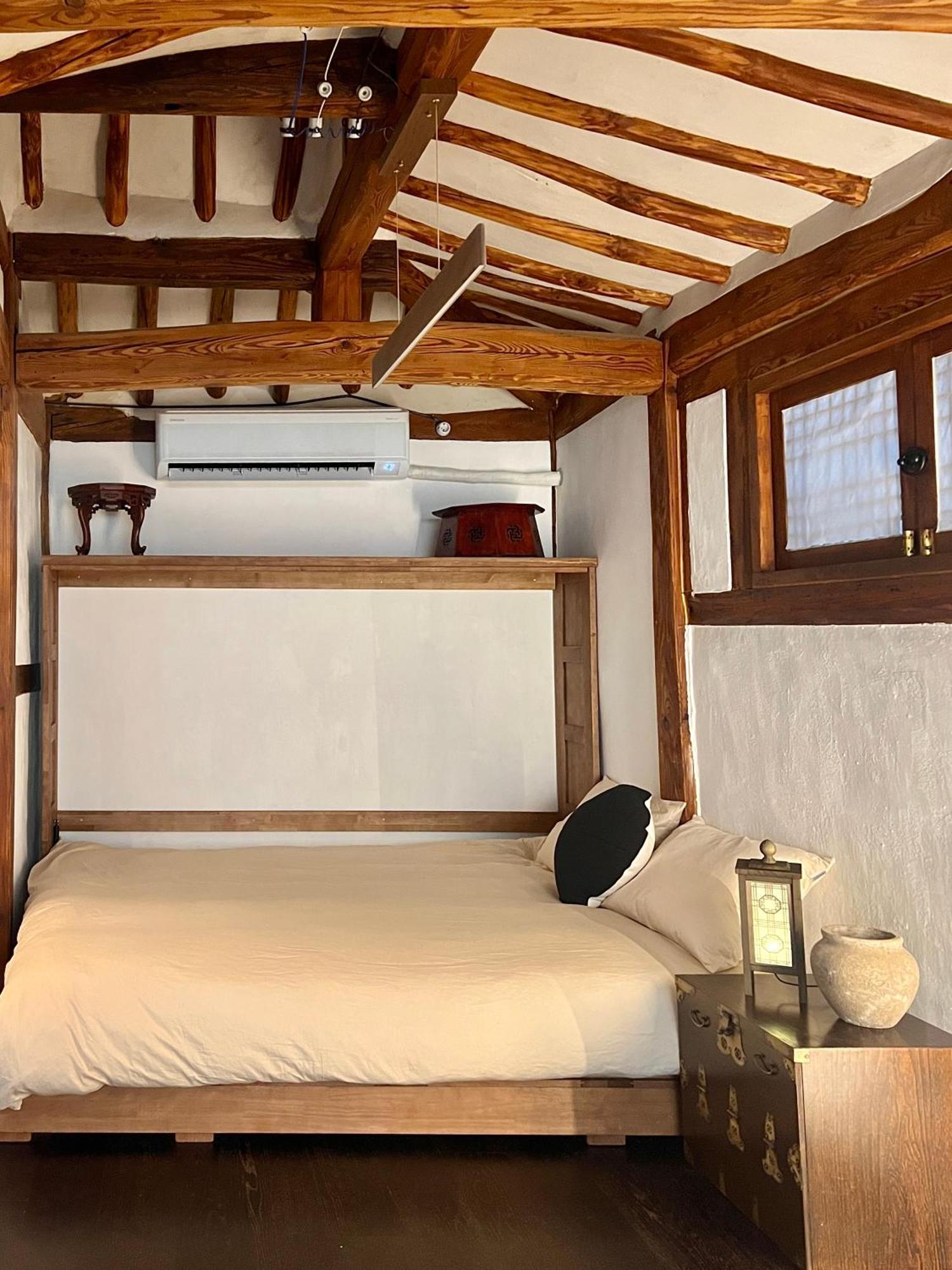 A Traditional Korean House With A Yard * Seoul