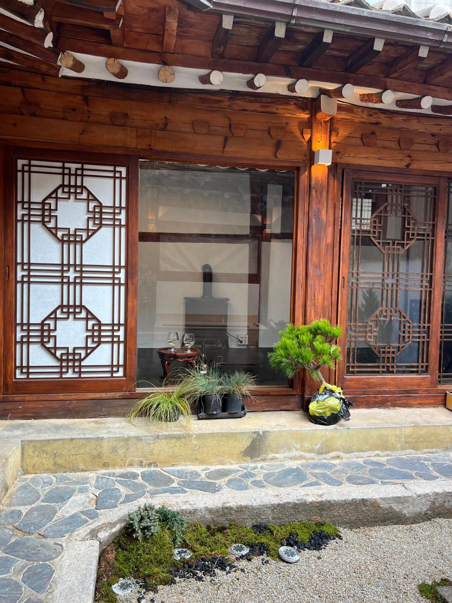 A Traditional Korean House With A Yard * Seoul