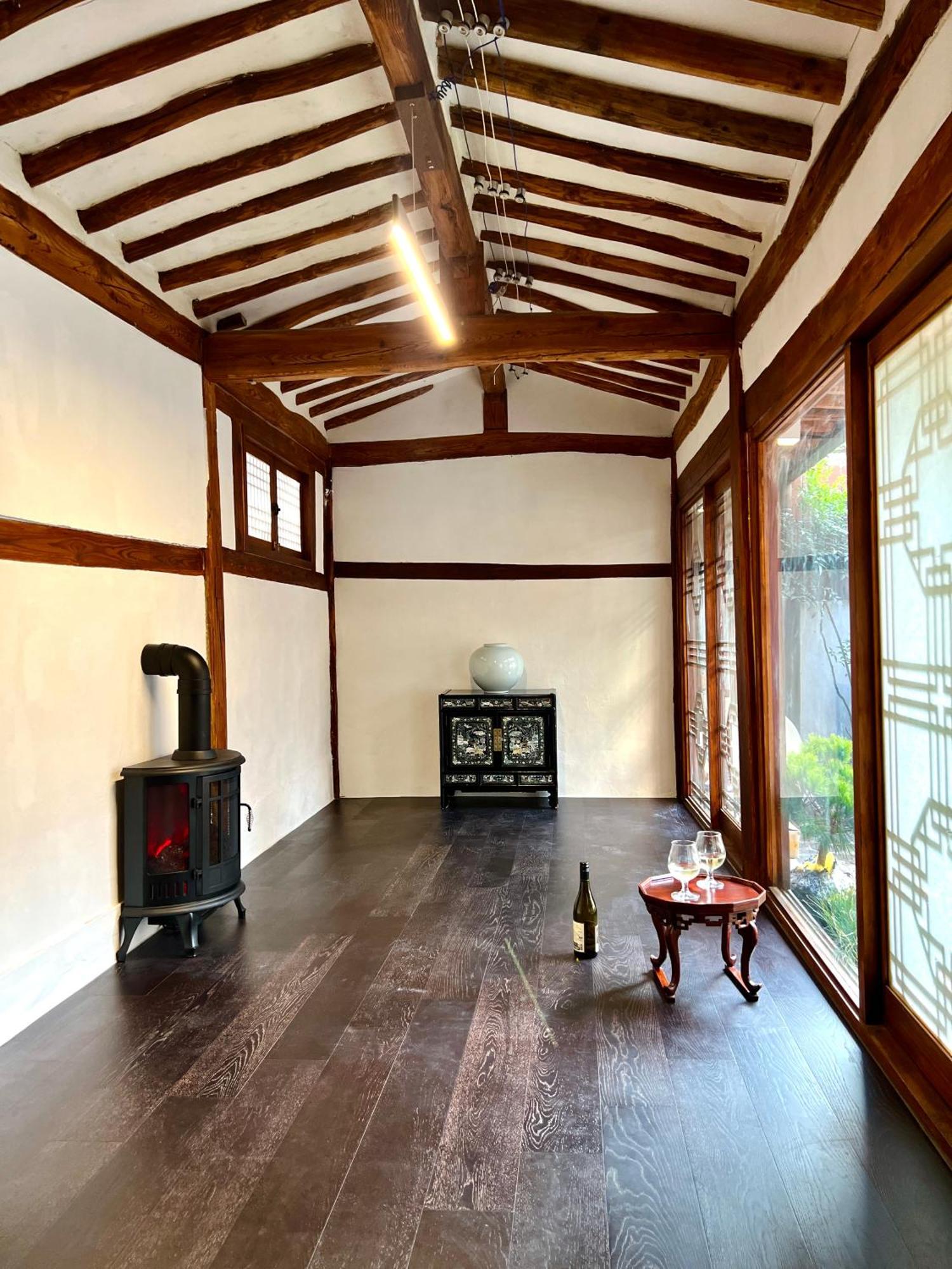 A Traditional Korean House With A Yard Apartment