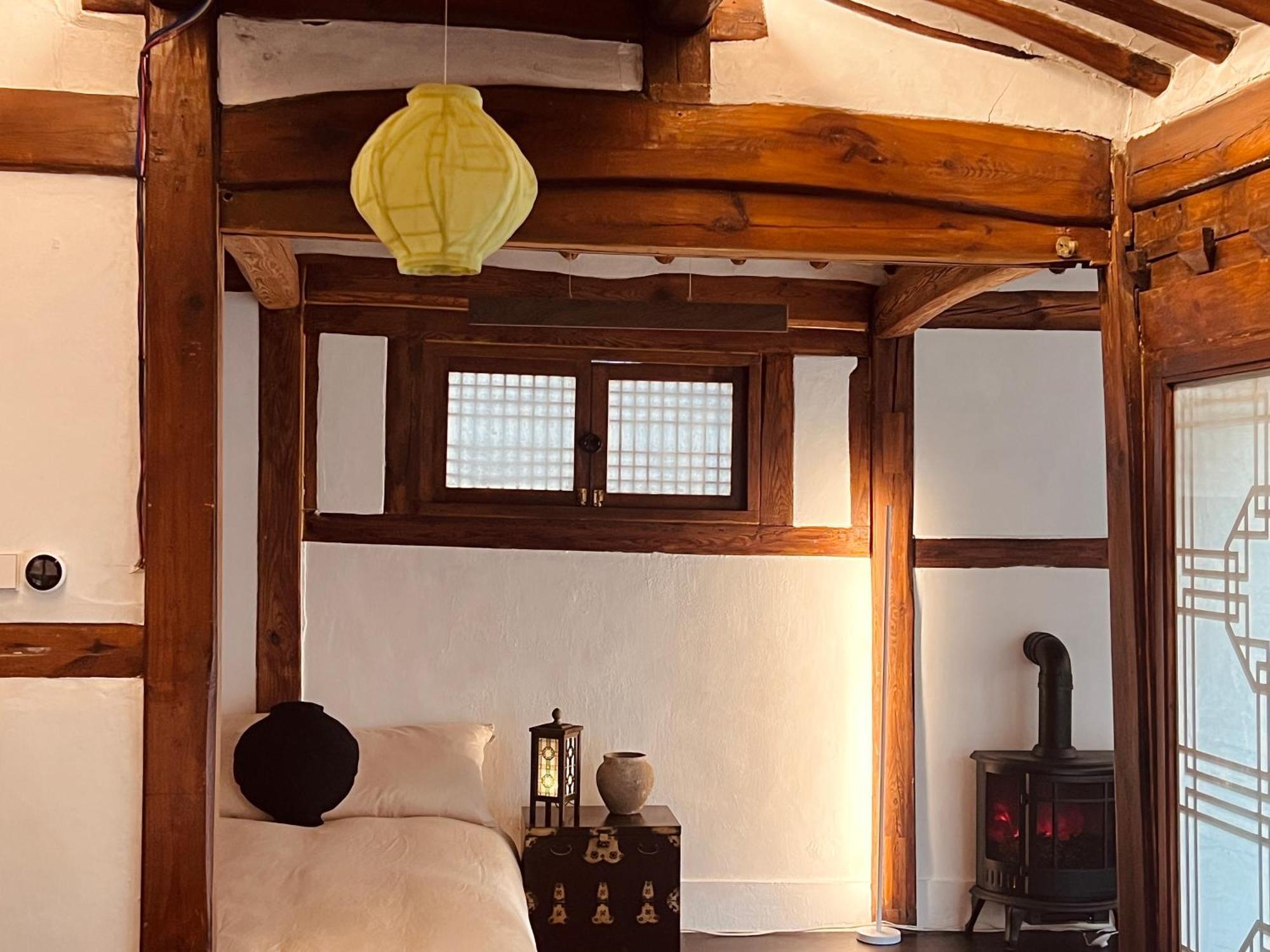 A Traditional Korean House With A Yard Apartment *