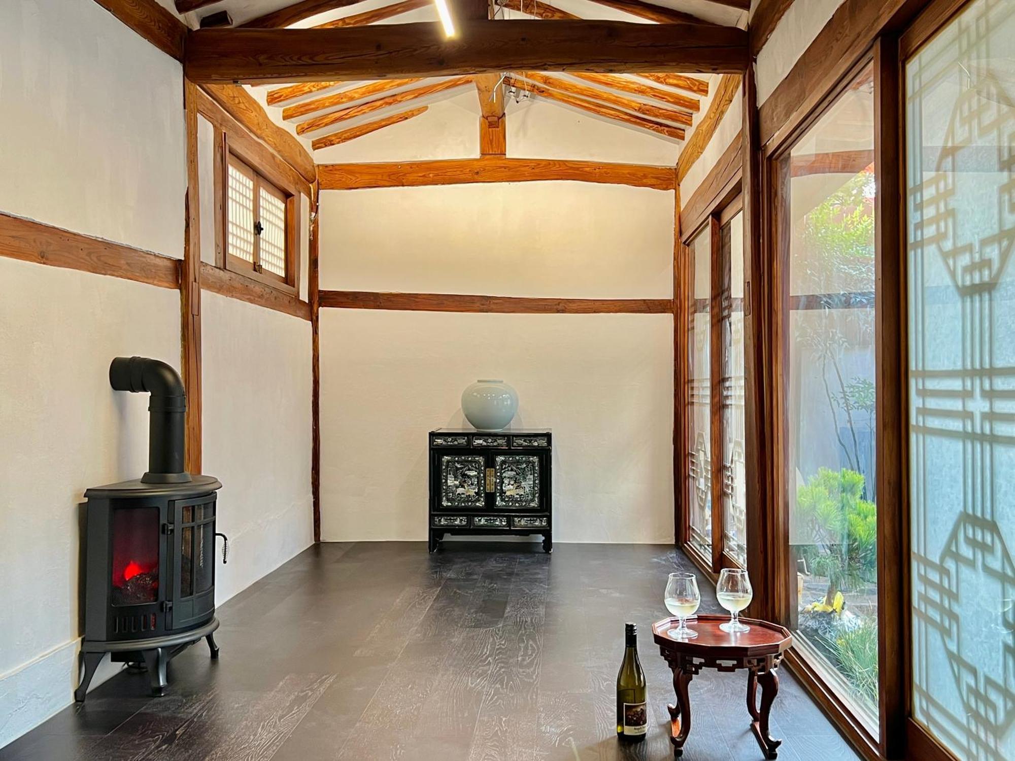 A Traditional Korean House With A Yard Apartment Seoul
