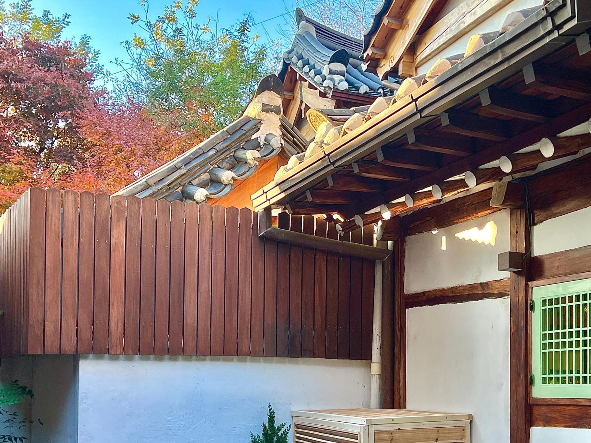 A Traditional Korean House With A Yard Apartment Seoul