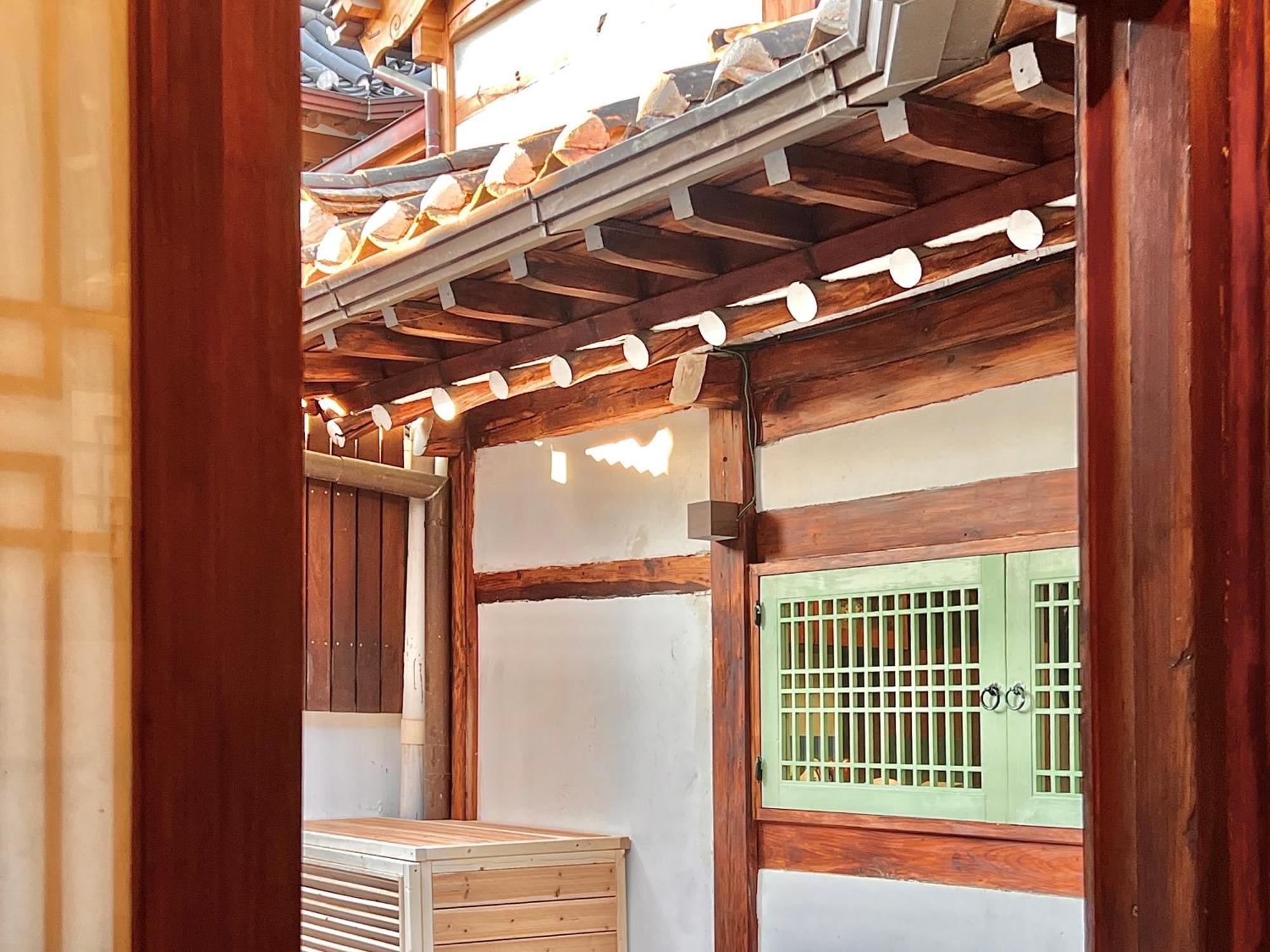 A Traditional Korean House With A Yard Apartment Seoul