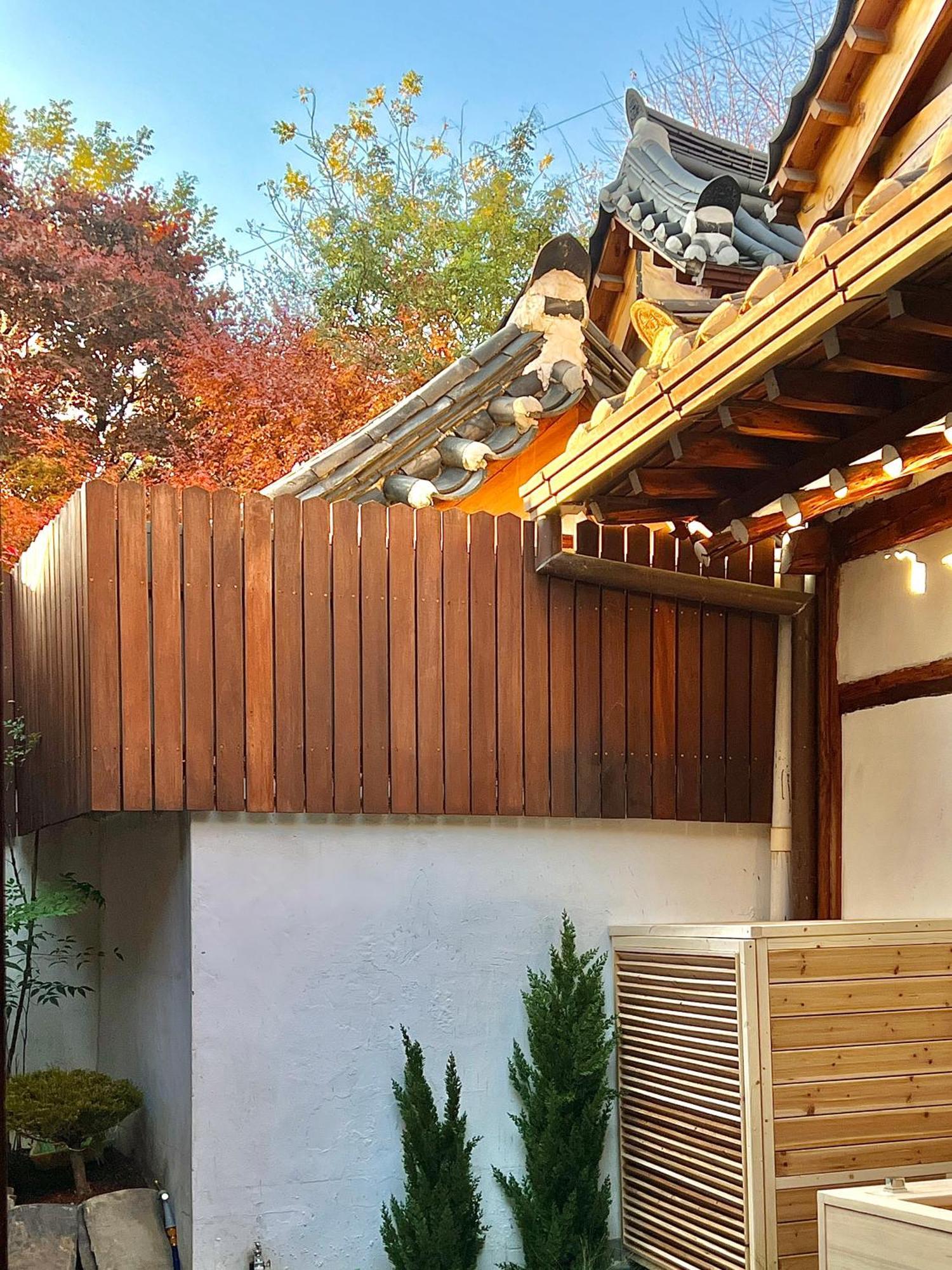Apartment A Traditional Korean House With A Yard