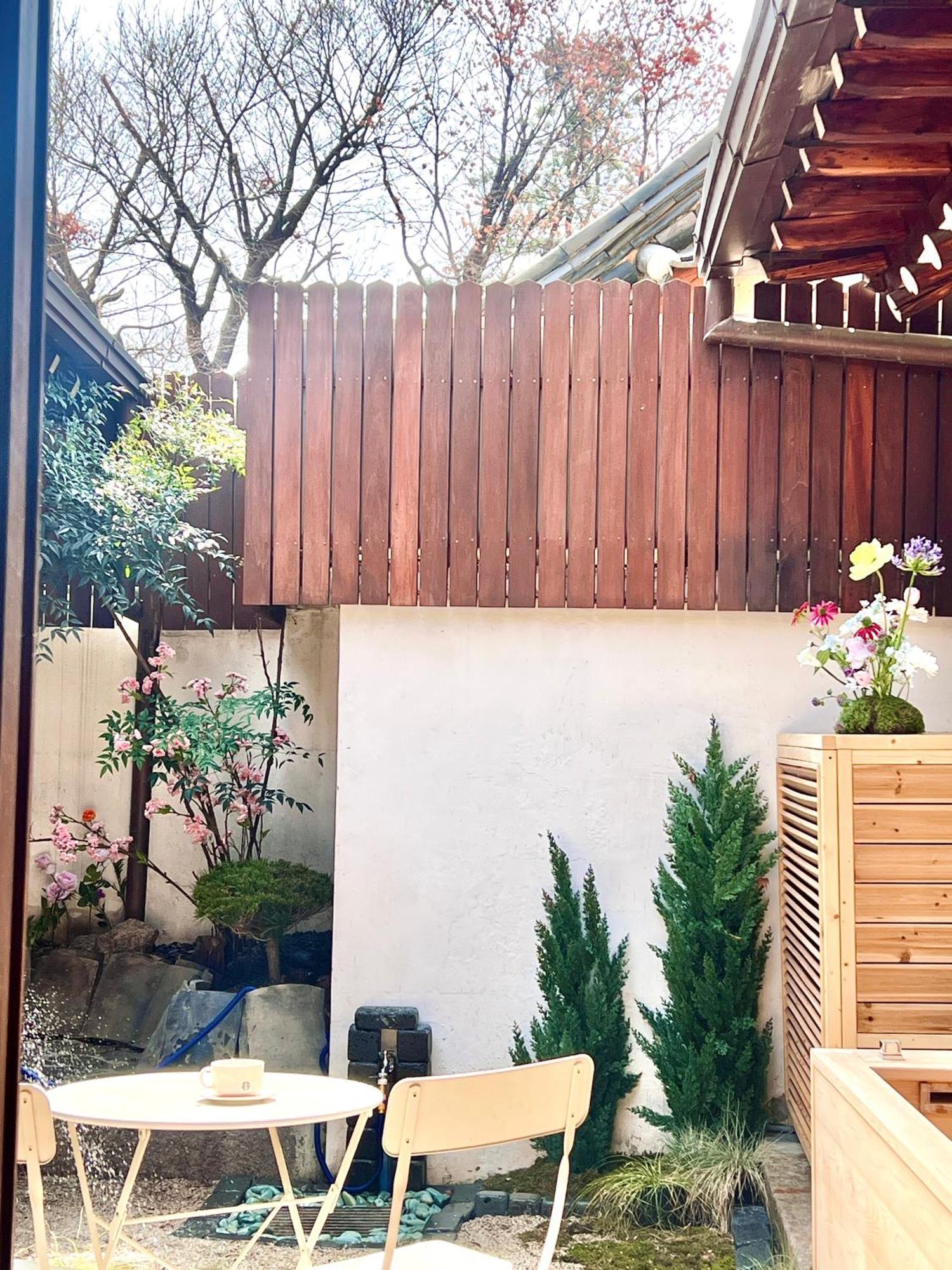 A Traditional Korean House With A Yard * Seoul