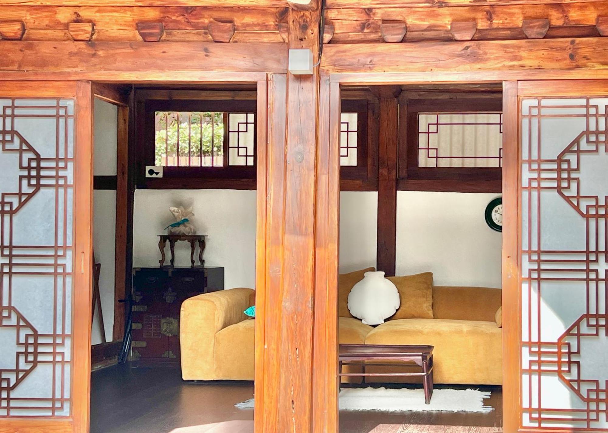 A Traditional Korean House With A Yard Apartment Seoul