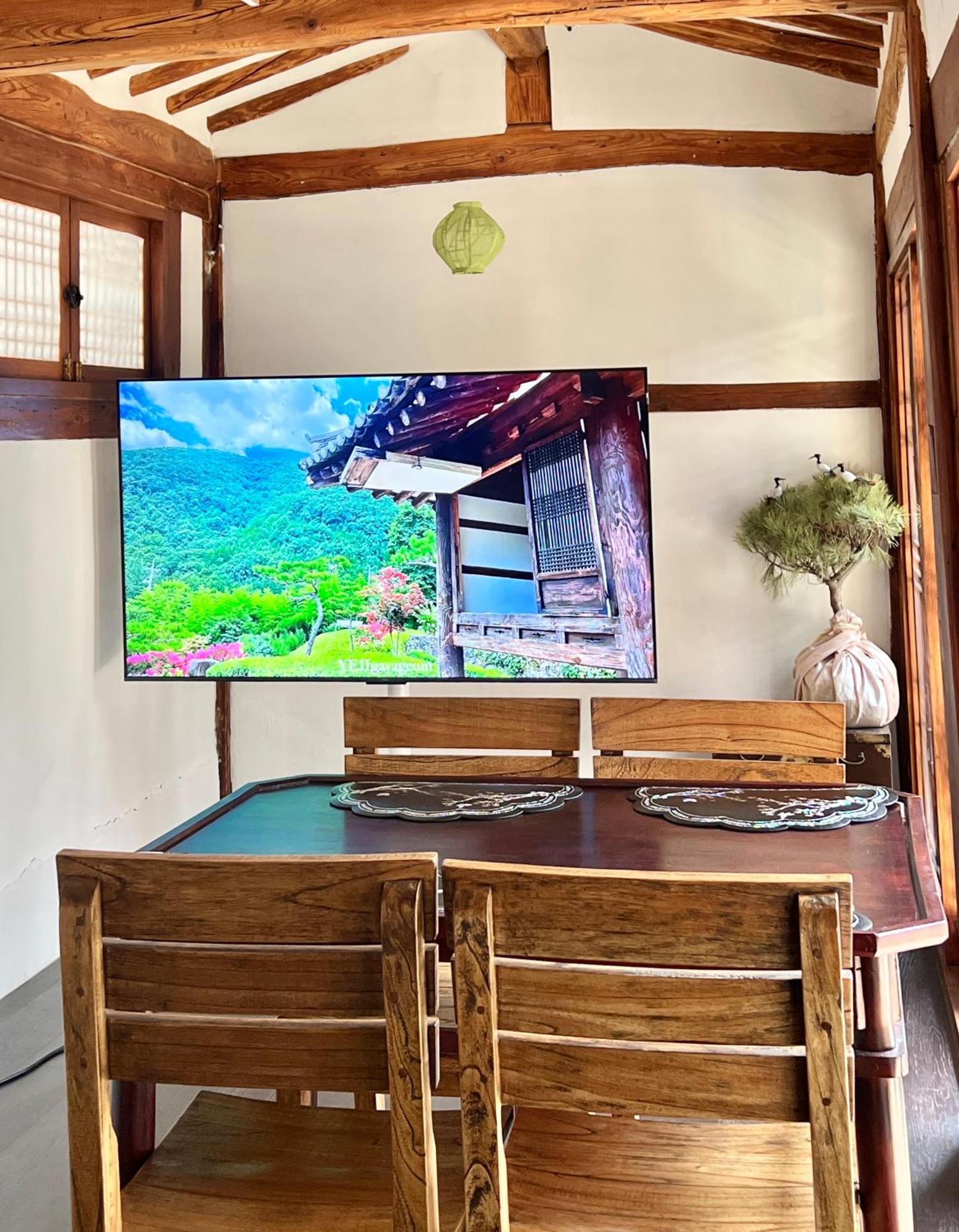 A Traditional Korean House With A Yard Apartment *